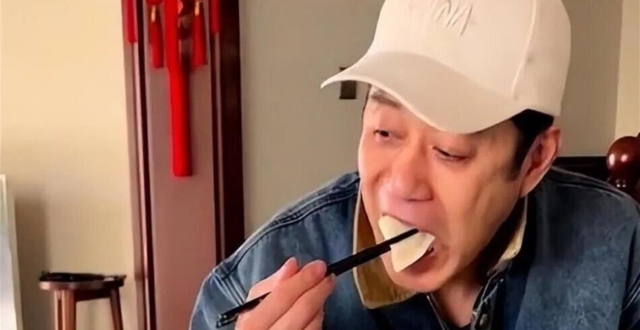 54岁刘钧近况曝光！与美女设计师未婚生女，如今与女儿相依为命_腾讯新闻