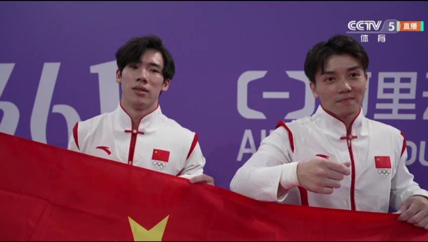 包揽男子单杠冠亚军!张博恒强势摘金 林超攀摘银