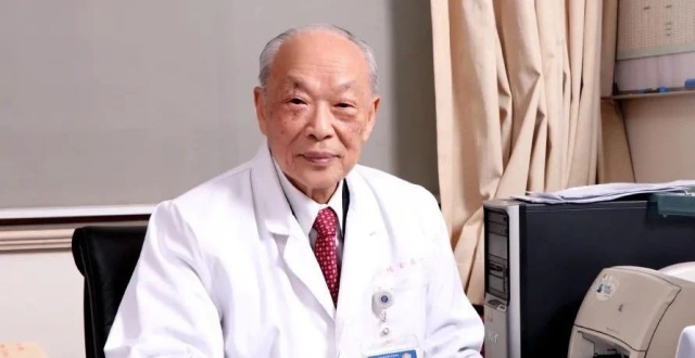 致敬！王振义院士被授予“共和国勋章”_腾讯新闻