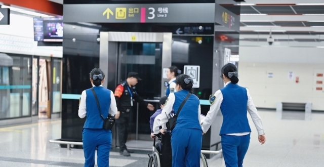 乘客站内晕倒，成都地铁运营暖心救助_腾讯新闻