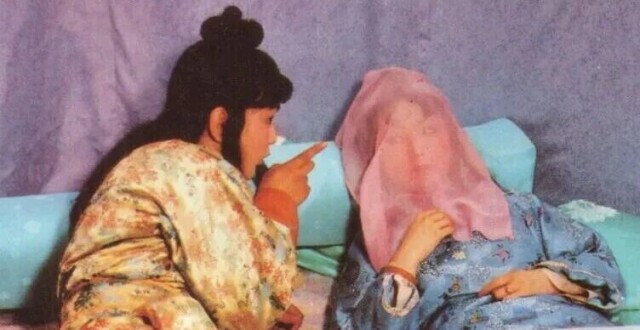 贾宝玉吃丫鬟嘴上的胭脂，放今天就是性骚扰，为什么在男女授受不亲的《红楼梦》里不是大问题？