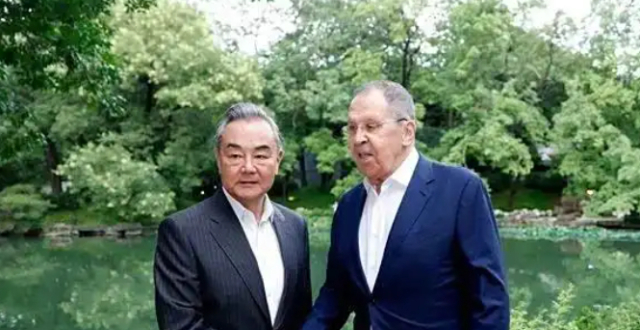 王毅会见拉夫罗夫，一个细节值得关注，三个“最”给中俄关系定调_腾讯新闻