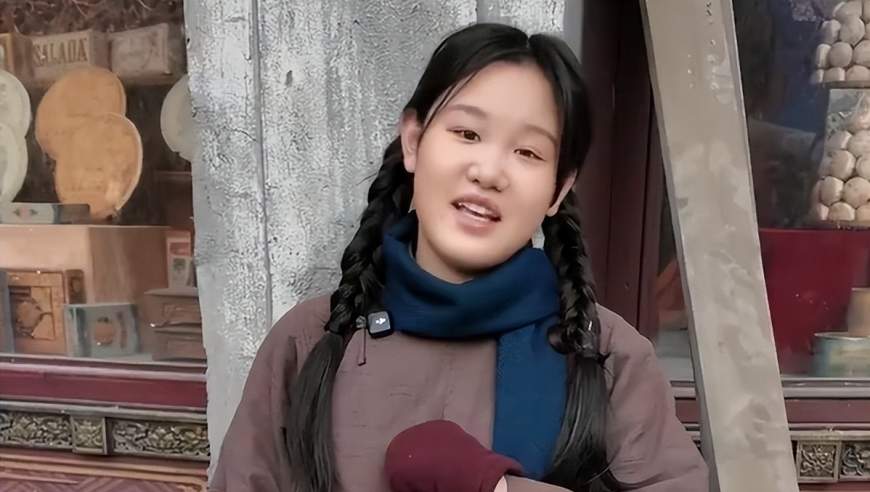 张丹峰风波后洪欣首现身 全程带笑