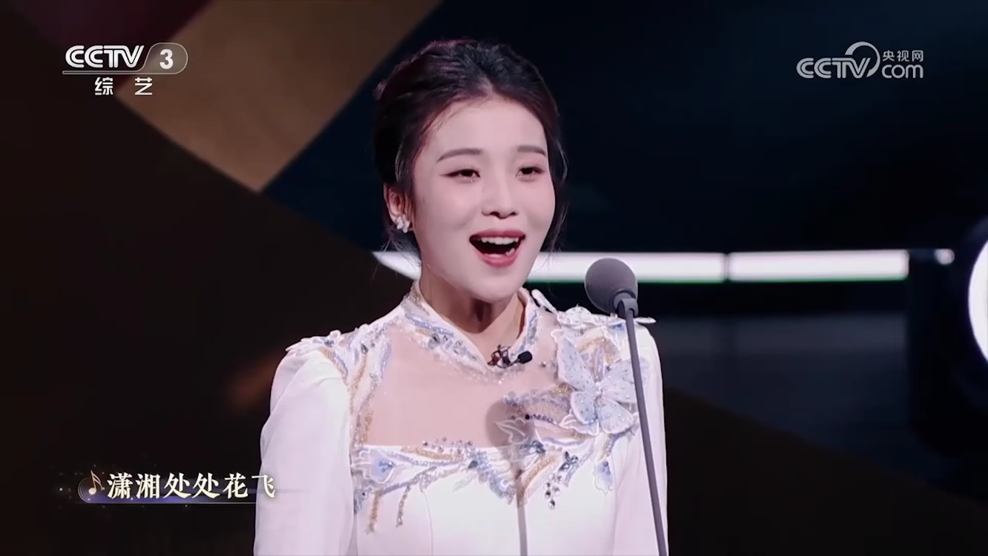 王梓璇演唱《潇湘云水》，以清澈声线描绘出自己心中的云水潇湘_腾讯新闻