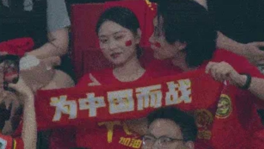 国足看台巨大尴尬：男球迷3次试图亲女伴均遭拒绝 傻笑掩饰失落