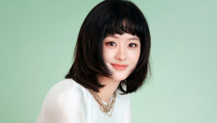 38岁赵丽颖上海商场被偶遇，打扮低调很松弛，挑选碗筷很认真