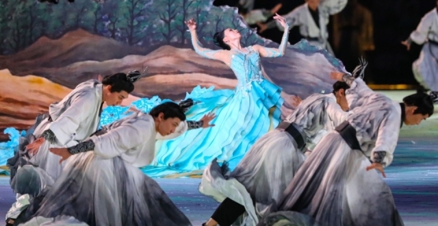 “渝”见亚运 | 亚运会开幕式上惊艳全场的领舞 是重庆妹子_腾讯新闻