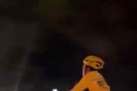 外卖小哥载着女友回家，送的是生活 带的却是爱情，这电瓶车比奔驰宝马更有逼格了吧_腾讯新闻