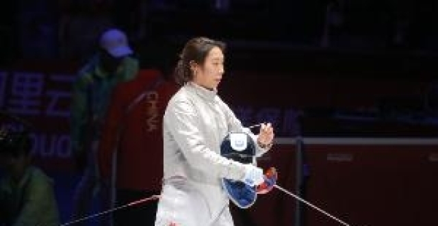 亚运会女子个人佩剑决赛：邵雅琦获得银牌_腾讯新闻