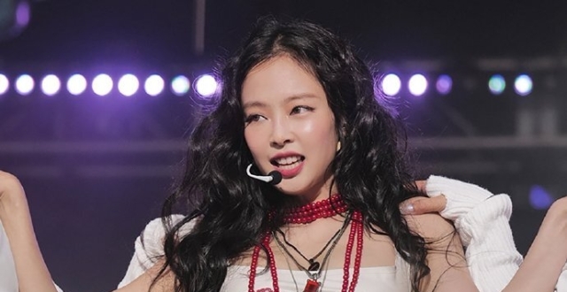 Jennie时隔8年，登上音乐节目舞台_腾讯新闻
