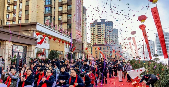 楼市新拐点！多地再现排队抢房热潮，楼市触底信号越来越明显_腾讯新闻