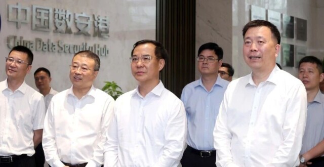 国家数据局局长刘烈宏在温调研数据产品博览会展区并走访企业_腾讯新闻