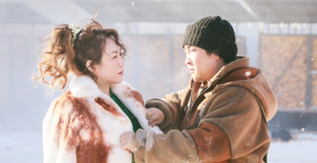 荒诞犯罪题材电影《一雪前耻》上映，注入了东北人的狠劲儿与幽默_腾讯新闻