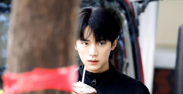 《焕羽》校服路透周翊然张婧仪阳光下对视，周翊然一笑梦回张陆让_腾讯新闻