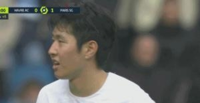 李刚仁背身肘击对手，主裁观察了一下后吹了犯规_腾讯新闻