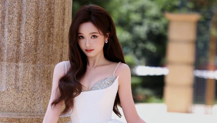 吴宣仪外出逛街机不离手，上车后一边开车边玩手机，不把自身安全当回事