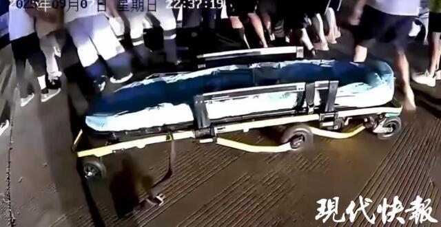 女子被卷入车底，20多人瞬间集结抬车救人_腾讯新闻