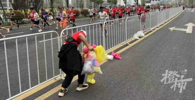 “梦马”赛道上的阿里plogging公益跑团_腾讯新闻