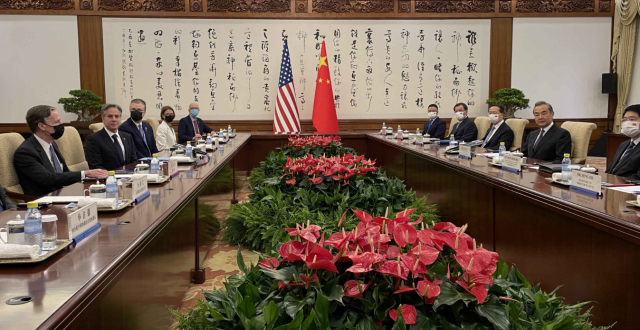 中美会晤，布林肯先输一局，王毅送了美方一句古语，14字意味深长_腾讯新闻