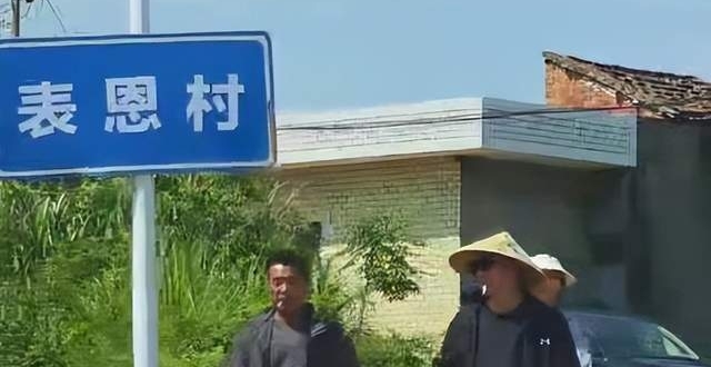 退役武警高武救人牺牲，有乡亲步行2小时前来送别_腾讯新闻