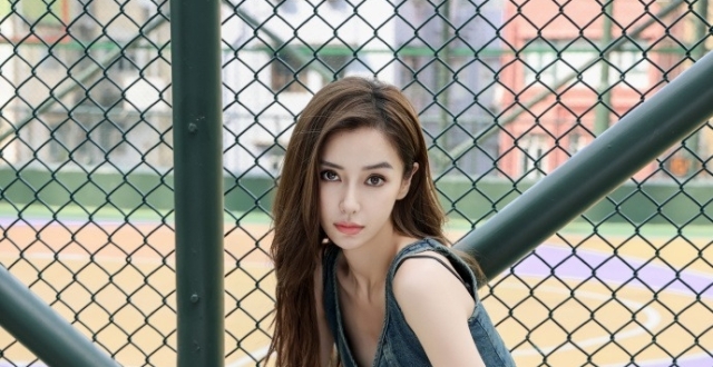 杨颖最新近照美回巅峰，穿吊带衫配短裙，青春朝气像18岁小姑娘_腾讯新闻