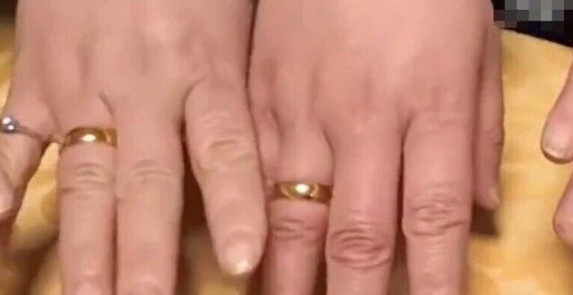 80岁老人将自己的金手镯做成5枚金戒指，寿宴上送给4位儿媳和1个女儿，孙女：全家都很感动，会将这份祝福传承下去缩略图