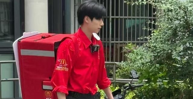 胡一天的多面人生：从演员到外卖小哥角色的转变！_腾讯新闻