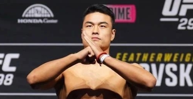 中国选手张名扬明日出战！UFC 298赛前称重图集_腾讯新闻