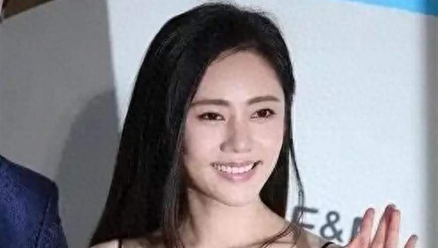 真人黑寡妇？俄罗斯最美女兵出炉:金发及腰 枪法精准
