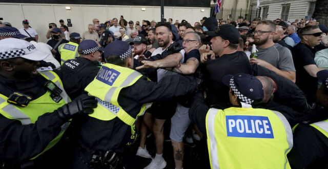 视点 英国多地爆发严重暴力骚乱事件，移民群体或成社会矛盾激化“替罪羊”腾讯新闻 