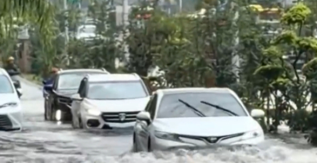 哈尔滨暴雨 中央大街成“中央大河”
