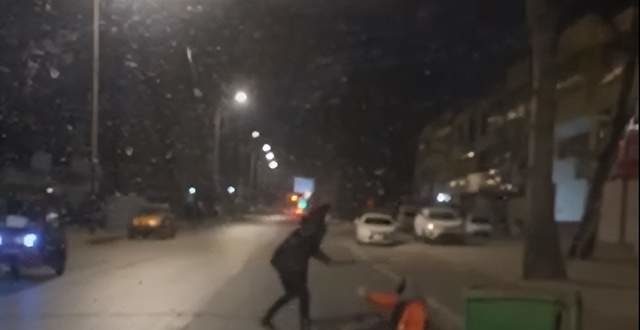 山东平邑警方通报“一女子持铁棍殴打环卫工”：打人者已被行拘_腾讯新闻