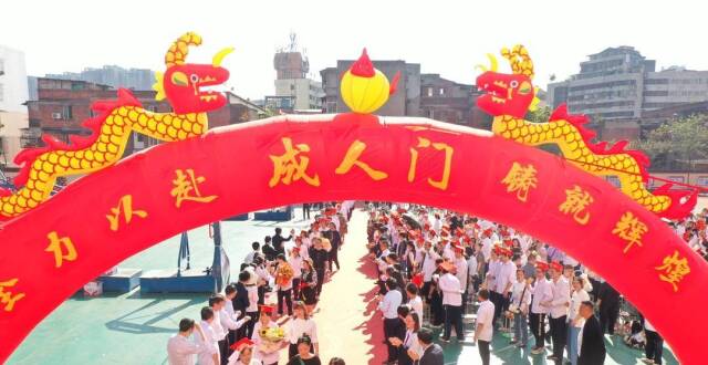 手写信传递浓浓深情 成人礼吹响高考冲刺号角_腾讯新闻