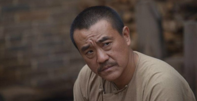 演员何冰透露“再过两年就退休了”，称演戏多年很享受舞台；曾出演《情满四合院》_腾讯新闻