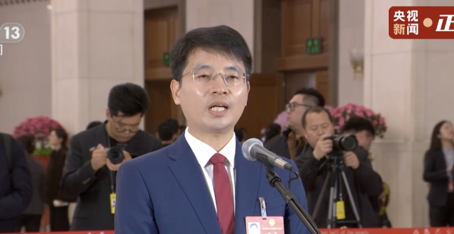 苏大校长张桥“委员通道”接受采访 高校要做“创新源”，更要成为“发动机”_腾讯新闻
