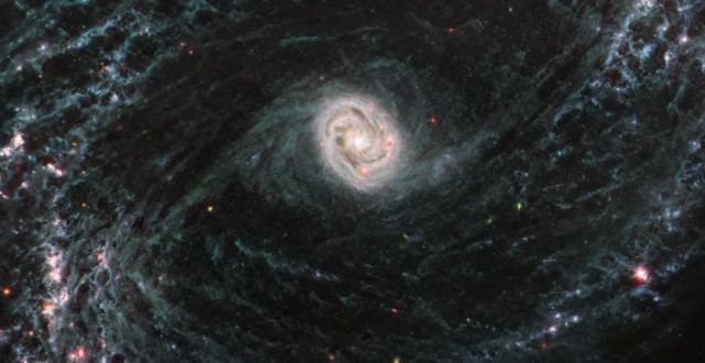 NASA韦布空间望远镜揭示了邻近星系中复杂的气体和尘埃网络_腾讯新闻