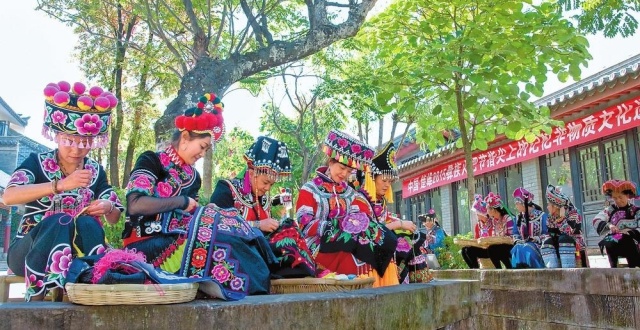 千年彝绣走上国际舞台_腾讯新闻