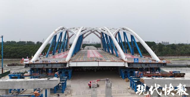 7500吨桥梁“凌空漫步”，毫米级精准横跨京杭大运河_腾讯新闻