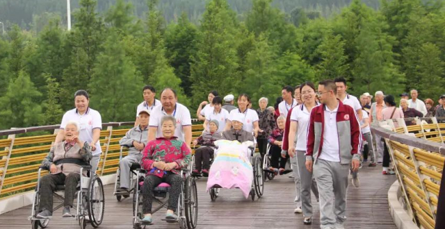 《人民日报》：让候鸟老人丝滑融入，六盘水做好康养“凉文章”_腾讯新闻