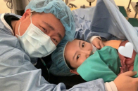 35岁郝劭文终于当爸爸了！妻子林宁瑞官宣生二胎，郝劭文喜极而泣_腾讯新闻