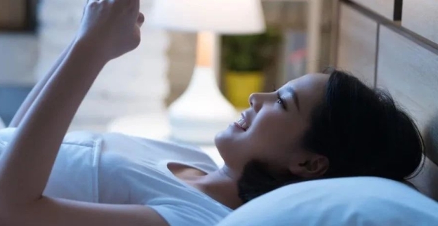 仅4%的年轻人几乎不熬夜？《柳叶刀》子刊：睡眠不足，运动也未必能保持健康_腾讯新闻