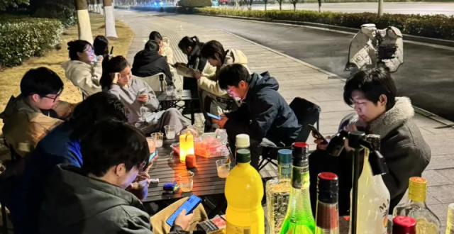 第一批摆摊卖酒的年轻人，再也不想上班了_腾讯新闻