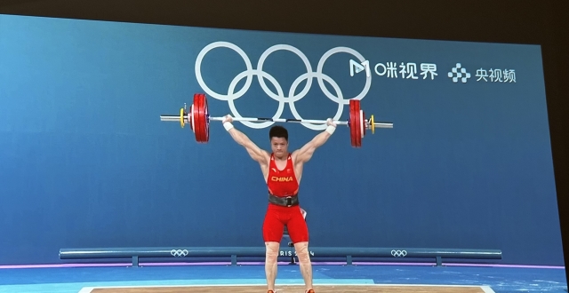 举重男子61kg级，李发彬抓举143kg刷新奥运纪录，为什么能举起两倍体重的重量？_腾讯新闻