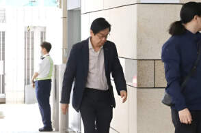 80岁电影人黄百鸣取消保释入狱服刑，香港的高龄服刑有哪些特殊保障机制？他为何选择放弃保释？