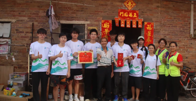 持笔教孩童 执戈访老兵 足迹印红土_腾讯新闻