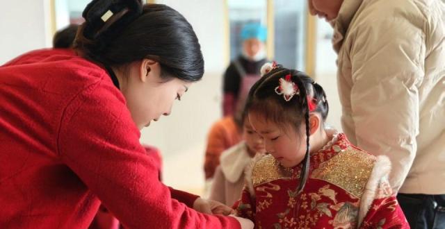 分发“种子红包”，在孩子们心里种下希望_腾讯新闻