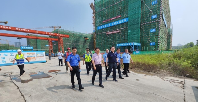 新乡经开区领导张彬魁带队督导检查在建工地“八个百分百”落实情况_腾讯新闻