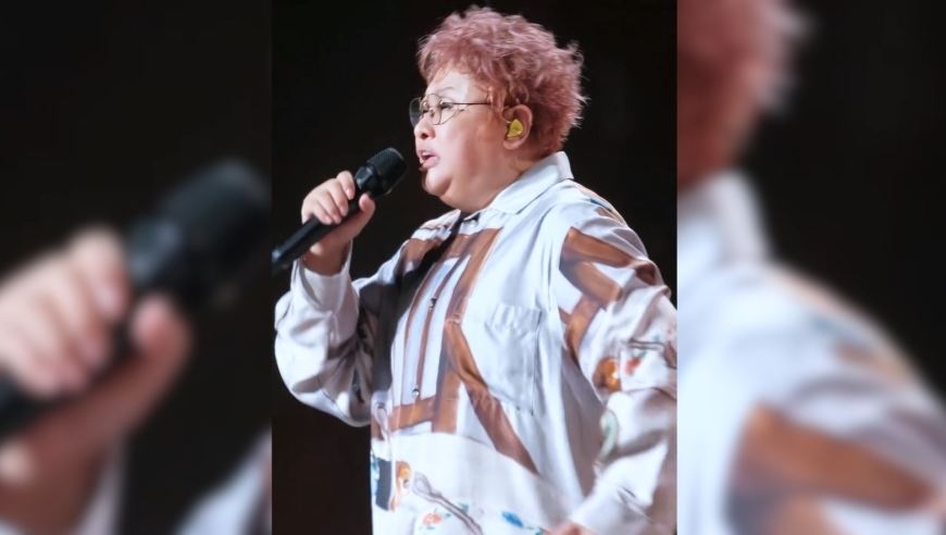 韩红深圳演唱会封神！万人齐唱《歌唱祖国》，全场瞬间热泪盈眶