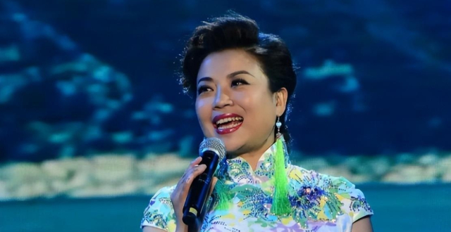 56岁张也活出了自我！：27次春晚见证，不结婚、不退场，她把一生交给了舞台_腾讯新闻