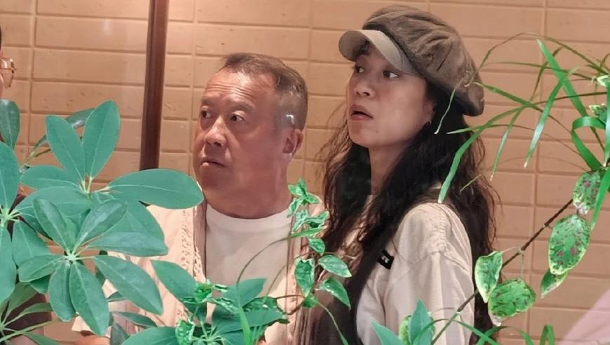 曾志伟照顾好友遗孀12年，两人现身佛山形影不离，女方打扮年轻